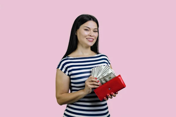 Portret Młodej Azjatyckiej Brunetki Wkłada Dolary Czerwonego Portfela Izolacja Różowym — Zdjęcie stockowe