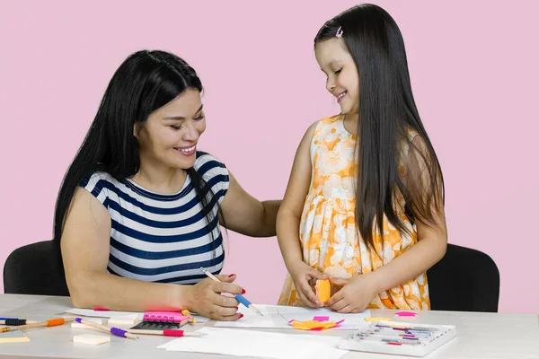 Мама Дочерью Рисуют Делают Бумажные Фигурки Изолированный Розовом — стоковое фото