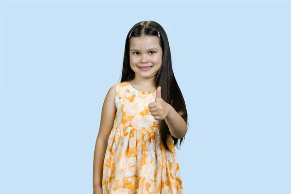 Menina Bonito Feliz Está Mostrando Polegar Para Cima Isolado Azul — Fotografia de Stock