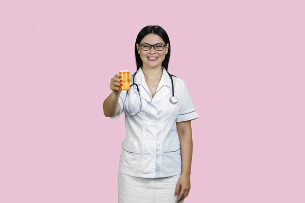 Portrait Young Female Asian Doctor Showing Medicine Can Smiling Cheerful — Stock Photo, Image