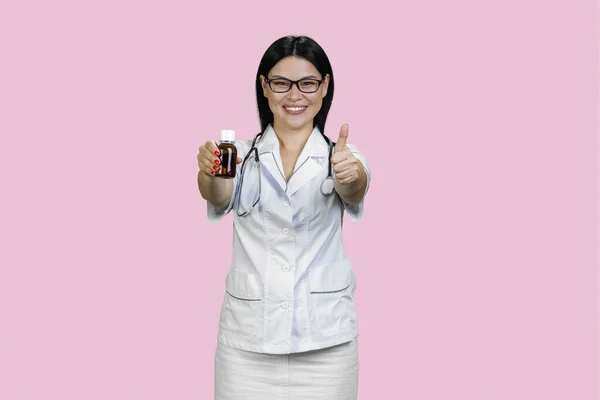 아시아 의사가 엄지손가락을 올리고 있습니다 분홍빛 배경에 고립됨 — 스톡 사진