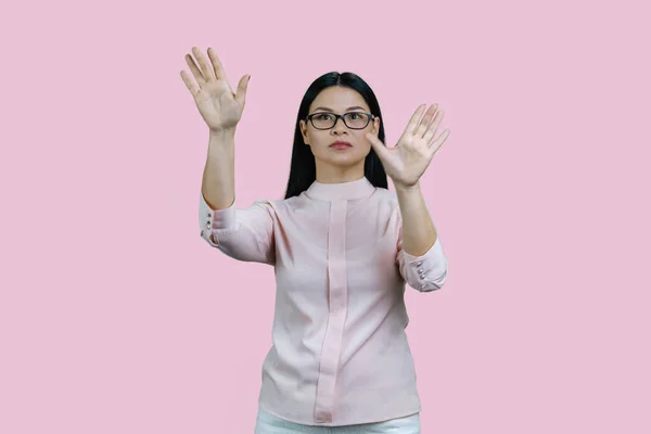 아시아 사업가가 손으로 보이지 화면을 만지고 있습니다 분홍빛 배경으로 고립됨 — 스톡 사진