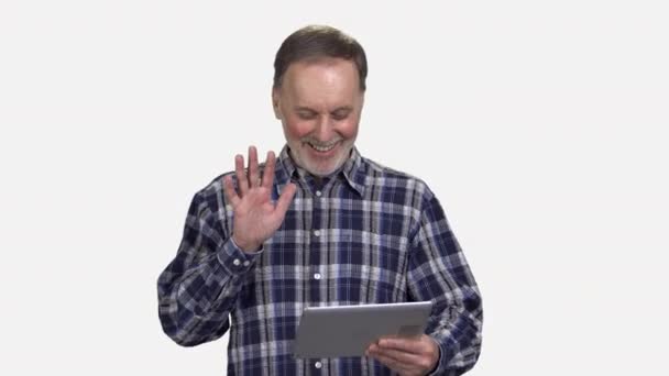 Щасливий Зрілий Чоловік Махає Рукою Комусь Інтернеті Ізольовані Білому — стокове відео