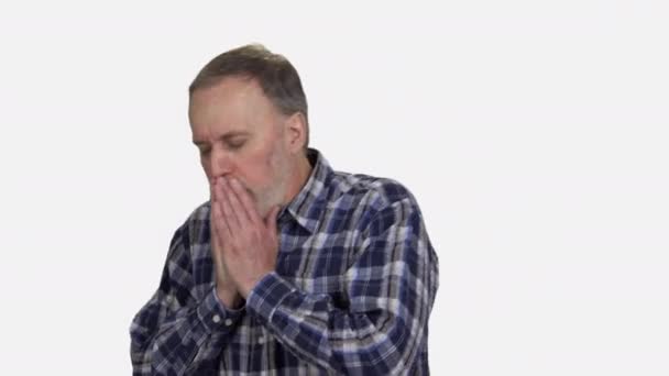 一个成熟的老人的画像在咳嗽 与白种人隔离 — 图库视频影像