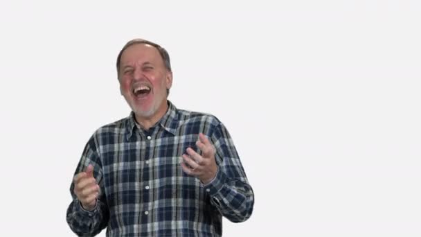 Pengusaha Yang Sudah Tua Tertawa Keras Terisolasi Atas Putih — Stok Video