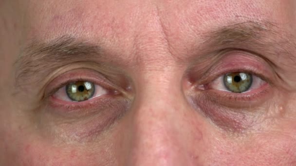 Primer Plano Ojos Marrones Envejecidos Expresión Facial Grave Dolorosa — Vídeo de stock