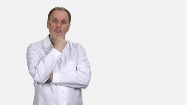 Portret Van Bedachtzame Ouderen Maken Dokter Witte Jas Geïsoleerd Wit — Stockvideo
