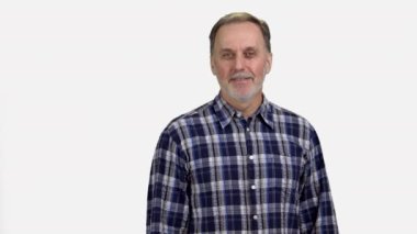 Olgun bir son sınıf öğrencisinin dur işareti olarak avucunu gösteren portresi. Beyazda izole edilmiş.