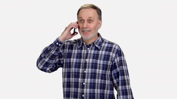 Feliz Sonriente Hombre Mayor Alegre Está Hablando Por Teléfono Aislado — Vídeos de Stock