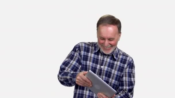 Dojrzały Mężczyzna Grający Grę Wideo Tablecie Cyfrowym Odizolowane Biało — Wideo stockowe
