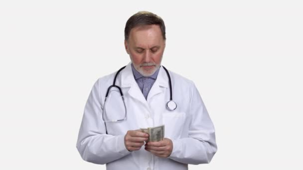 一个面带微笑的男医生的画像是在数钱 与白种人隔离 — 图库视频影像