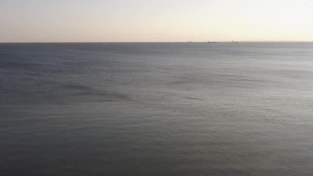 Вид Беспилотника Поднимающегося Над Морской Водой Вечерний Морской Пейзаж — стоковое видео