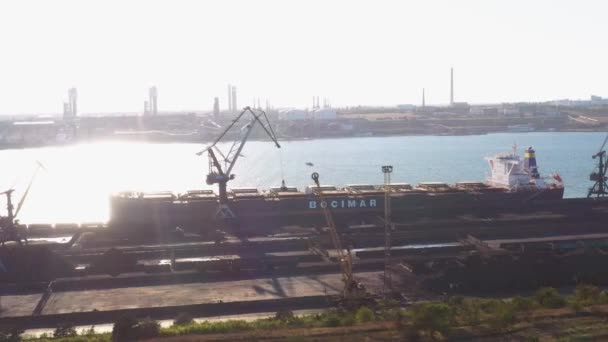 Vista Drone Sobrevoando Navio Bocimar Porto Marítimo Reflexão Luz Solar — Vídeo de Stock