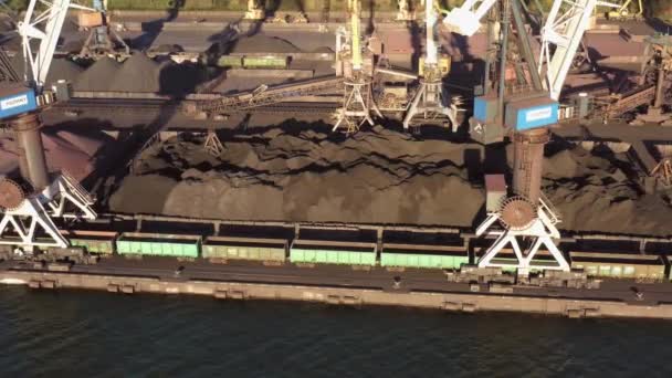 Odesa Ucrania 2021 Grúas Industriales Pilas Carbón Puerto Marítimo Envío — Vídeos de Stock