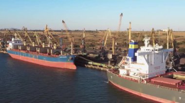 Odesa, Ukrayna - 12.07.2021: Kargo gemileri ve vinçler deniz limanında. Sevkiyat ve ulaşım kavramı.