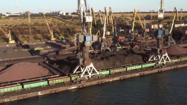 Odesa Ukraina 2021 Widok Góry Żurawi Stosów Węgla Porcie Morskim — Wideo stockowe