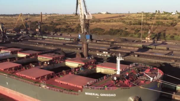 Odesa Oekraïne 2021 Industriële Kranen Kolenstapels Een Zeehaven Scheepvaart Vervoer — Stockvideo