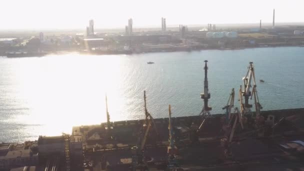 Industriële Zone Haven Aan Zee Met Zonnige Weg Aan Het — Stockvideo