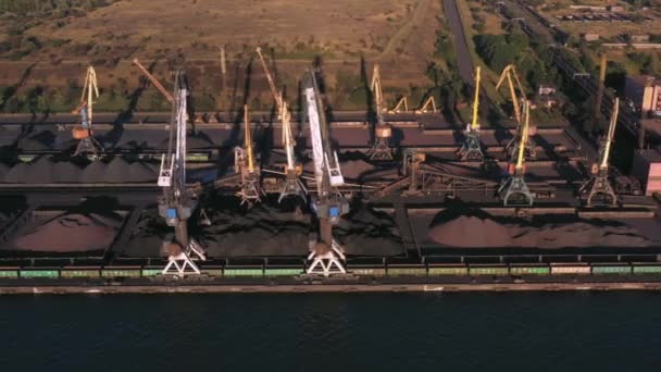 Vista Superior Del Puerto Marítimo Con Grúas Industriales Para Carga — Vídeos de Stock