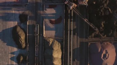 Deniz yükleme terminalinin üst görüntüsü vinçlerle dolu. Kara kömür yığınları.