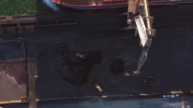 Çalışan deniz iskelesi vinçlerinin en üst görüntüsü. Sevkiyat ve ulaşım kavramı.