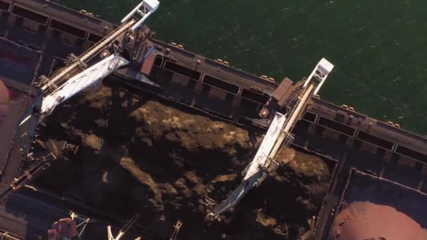 Horní Pohled Pracovní Námořní Přístavní Jeřáby Hromady Černého Uhlí — Stock video