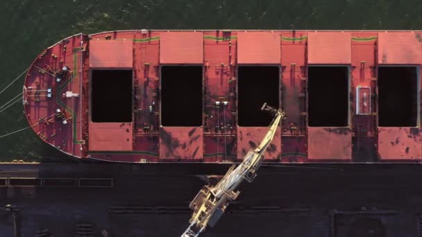 Tanker Gemisinin Üst Görüntüsü Vinç Yükleniyor Sevkiyat Ulaşım Kavramı — Stok video
