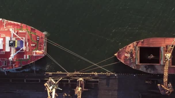 Endüstriyel Vinçlerin Bir Tanker Gemisine Yükleme Donanım Yüklemelerinin Üst Görüntüsü — Stok video