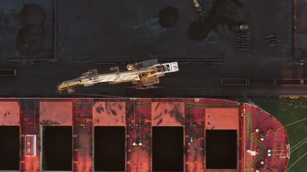 Top View Indistrial Crane Taking Coal Pile Uploading Tanker Ship — Stock Video