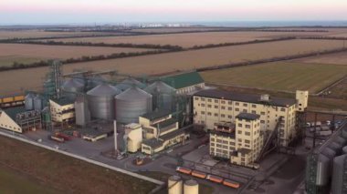 Şehrin yakınında doğal gaz depolama tesisleri olan sanayi bölgesi. Yukarıdan hava görünümü.