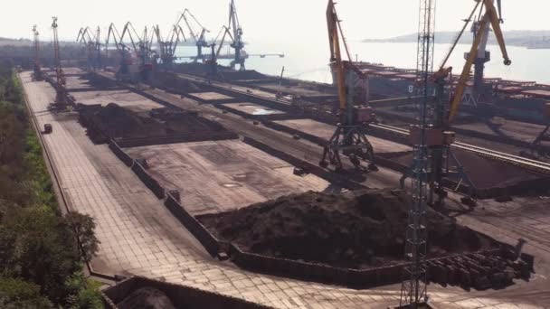 Odesa Ucrania 2021 Grúas Portuarias Inactivas Pilas Negras Carbón Logística — Vídeos de Stock