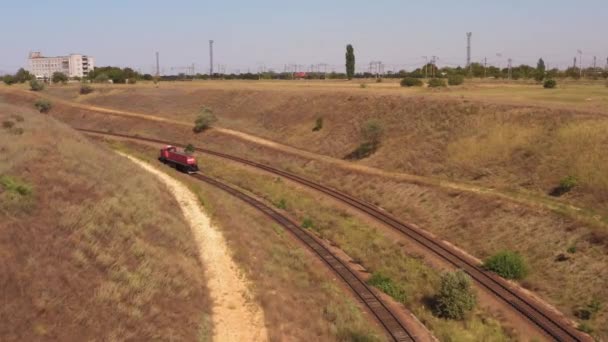 Jednu Hlavu Vlaku Pohybující Železnici Letecký Pohled Shora — Stock video