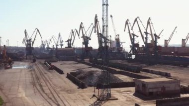 Vinçleri ve kömür yığınları olan sanayi bölgesi. Lojistik ve ulaşım kavramı.