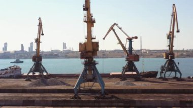 Endüstriyel liman turnaları tankere kömür yüklüyor. Hızlı hız hareketi.