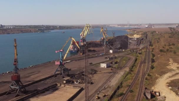 Deniz Limanında Bir Sürü Boş Vinç Var Lojistik Ulaşım Kavramı — Stok video