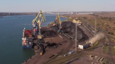 Odesa, Ukrayna - 12.07.2021: Boş bir gemi ve vinçle deniz limanının havadan panoramik görüntüsü. Lojistik ve ulaşım kavramı.