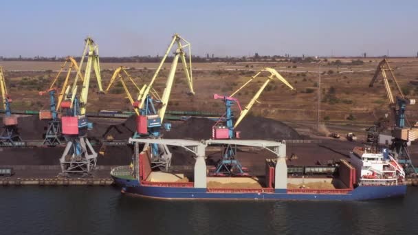 Seehafen Mit Einem Stillgelegten Schiff Und Kränen Mit Kohlenhaufen Logistik — Stockvideo
