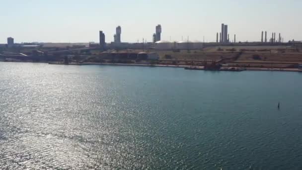 Strefa Przemysłowa Pobliżu Wody Magazynami Gazu Widok Drona Powietrza — Wideo stockowe