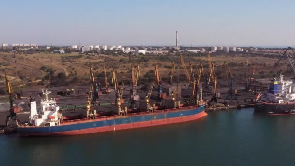 Buque Cisterna Grúas Inactivas Puerto Marítimo Drone Vista Del Paisaje — Vídeos de Stock