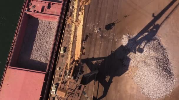 Mořský Přístavní Jeřáb Který Odnáší Uhlí Hromady Nahrává Tankeru Letecký — Stock video