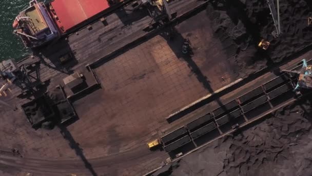 Légi Felvétel Működő Tengeri Kikötői Darukról Feketeszén Szállítása — Stock videók