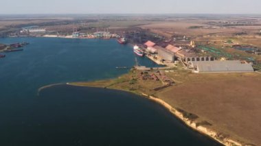 Kargo gemileri ve tesisleri olan deniz limanı. Hava aracı görünümü.