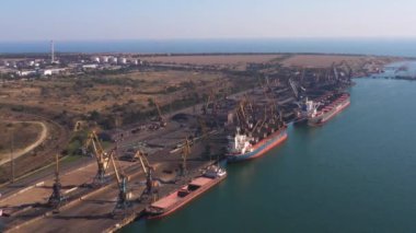 Odesa, Ukrayna - 12.07.2021: Üç liman tanker gemisi ve çok sayıda vinç. Hava aracı görünümü.