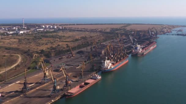 乌克兰奥德萨 2021年7月12日 三艘海港油轮和许多起重机 空中无人驾驶飞机视图 — 图库视频影像
