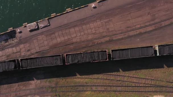 Draufsicht Auf Einen Langsam Fahrenden Güterzug Mit Beladener Steinkohle Logistik — Stockvideo