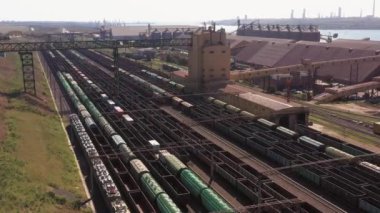 Kargo treni deposunun havadan görünüşü. Boş tren vagonları.