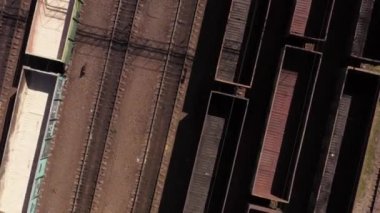 Boş vagonları olan hareket halindeki bir kargo treninin en üst görüntüsü. Ulaşım ve lojistik.