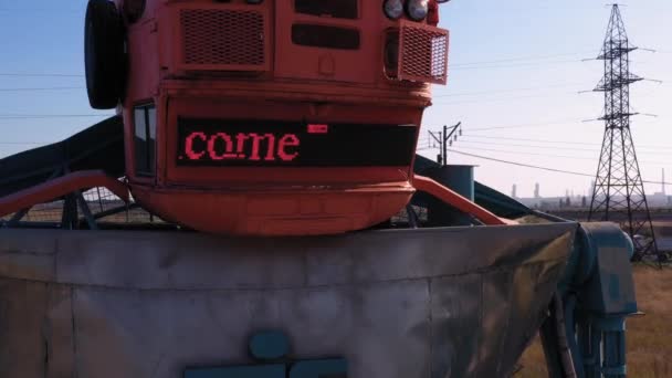 Одеса Україна 2021 Гігантський Робот Зроблений Автомобілів Вантажівок Реклама Послуги — стокове відео