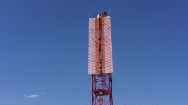 Großer Roter Leuchtturm Mit Reflektierenden Planken Blauer Himmel Hintergrund — Stockvideo