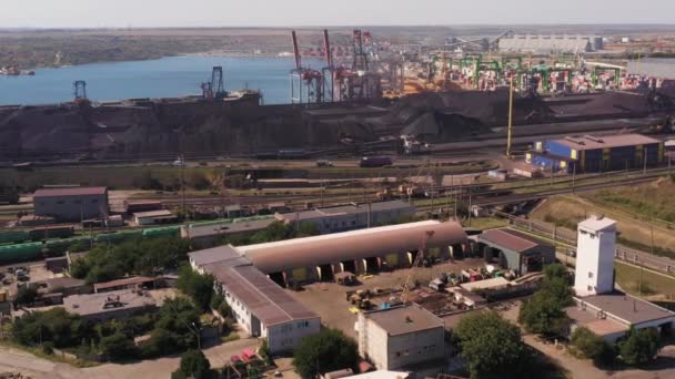 Industrielandschaft Mit Fahrendem Zug Meeresnähe Luftaufnahme Des Seehafens — Stockvideo